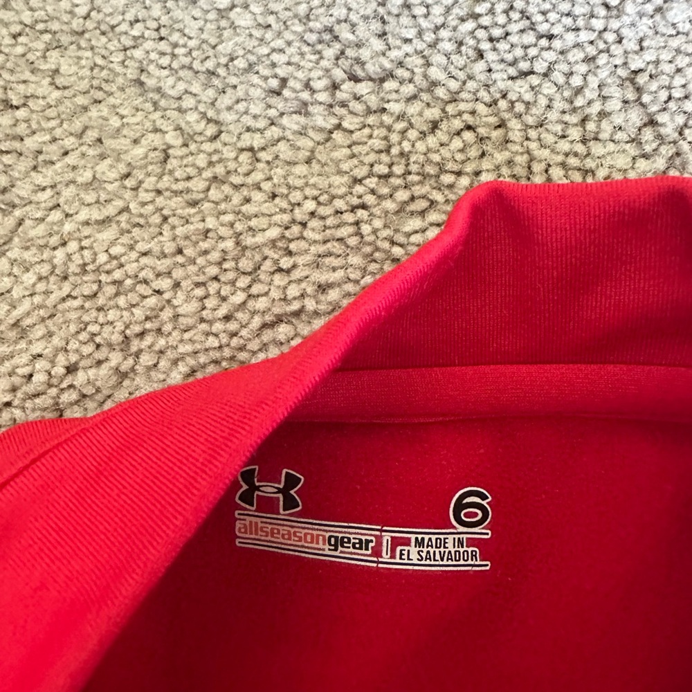 Boys Under Armour All Season Gear red shirt 6 - Picture 2 of 2